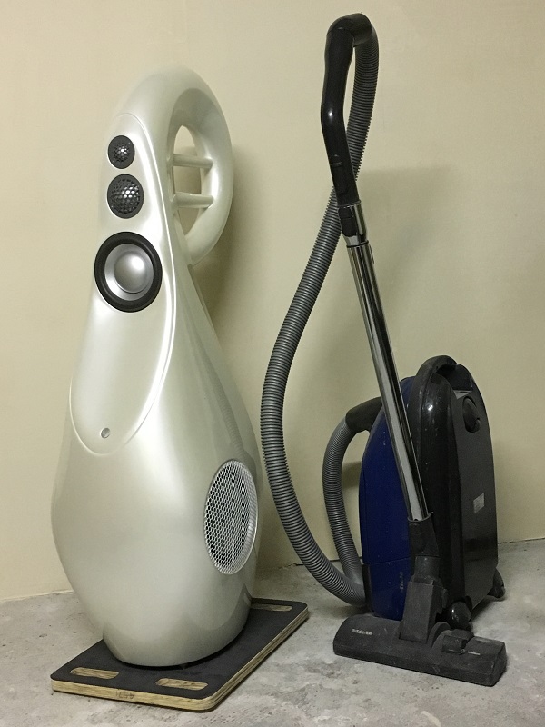 Giya G4 and vacuum cleaner - reduced.jpg